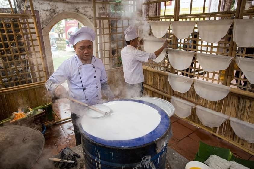 Công đoạn tráng bánh phở.