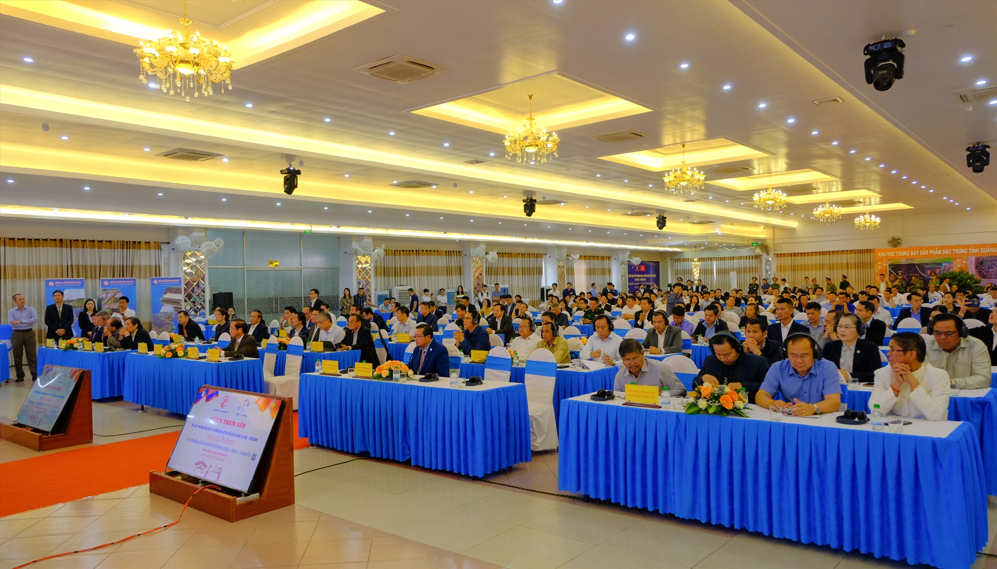 Các đại biểu tham dự phiên tham vấn đề xuất mô hình Khu Kinh tế thương mại xuyên biên giới chung Lao Bảo - Densavan - Ảnh: Trần Tuyền