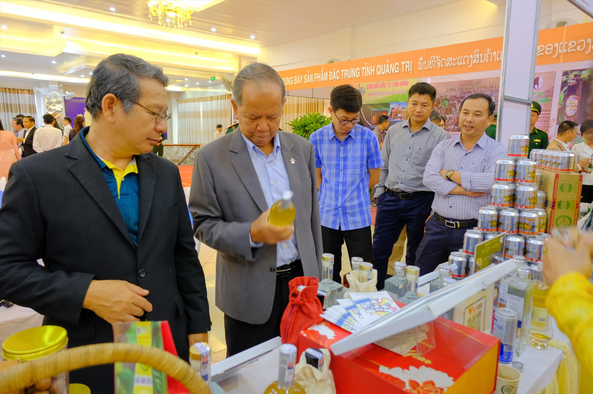 Đại biểu tham quan các gian hàng trưng bày sản phẩm đặc trưng tỉnh Quảng Trị và tỉnh Savannakhet - Ảnh: Trần Tuyền