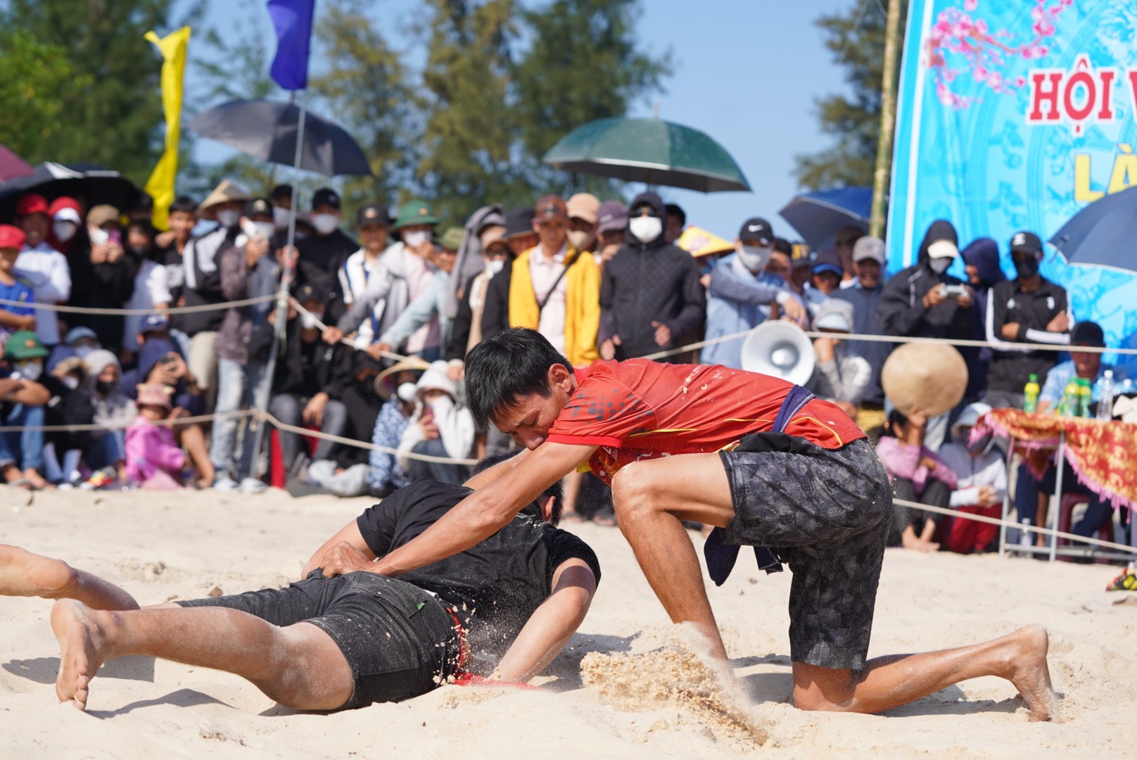 Các đô vật quyết tâm thi đấu tại hội vật thôn Trung An, xã Hải Khê, huyện Hải Lăng - Ảnh: Đ.V