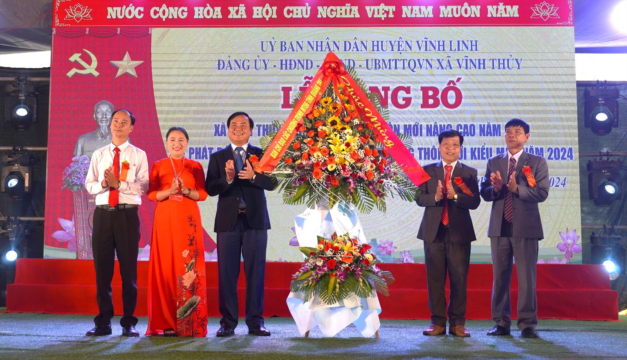 Chủ tịch UBND tỉnh Võ Văn Hưng tặng hoa chúc mừng xã Vĩnh Thủy tại buổi lễ - Ảnh: TN