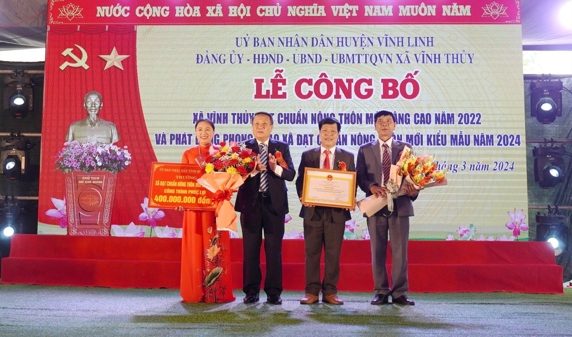 Phó Chủ tịch Thường trực UBND tỉnh Hà Sỹ Đồng trao bằng công nhận xã đạt chuẩn NTM nâng cao và công trình phúc lợi trị giá 400 triệu đồng cho xã Vĩnh Thủy - Ảnh: TN