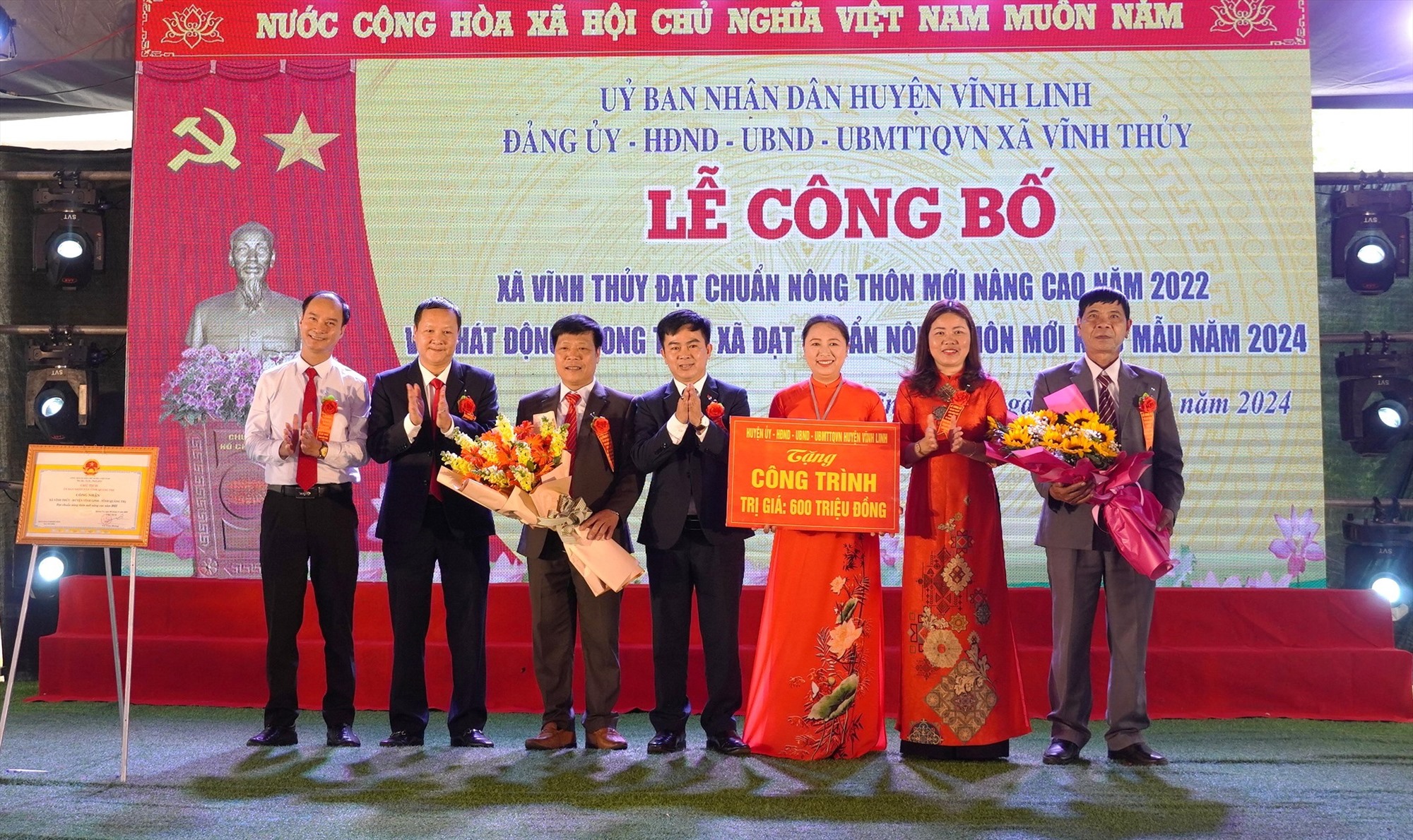 Huyện Vĩnh Linh trao tặng công trình trị giá 600 triệu đồng cho xã Vĩnh Thủy - Ảnh:TN