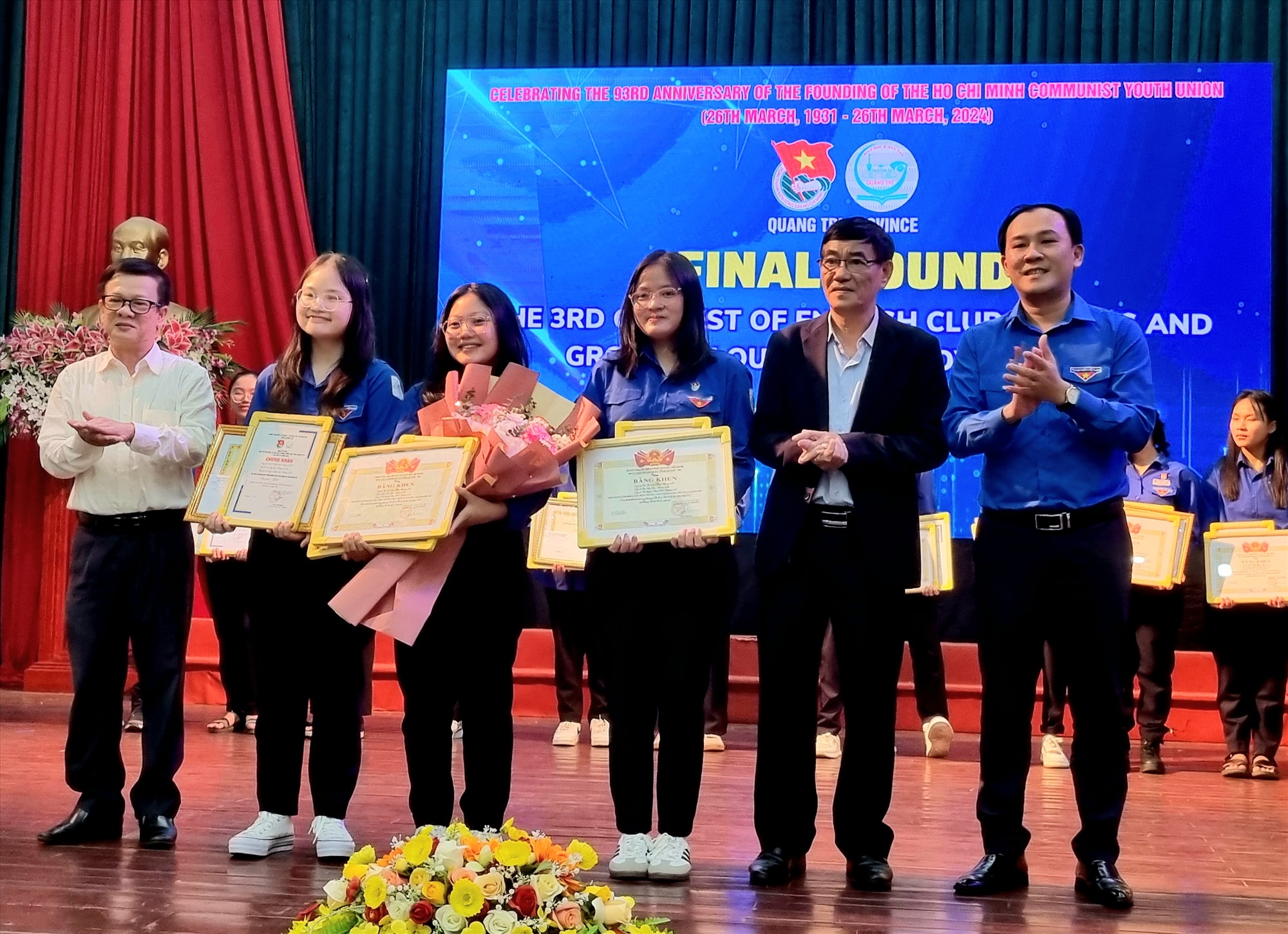 Đội Trường THPT thị xã Quảng Trị được trao giải Nhất tại hội thi -Ảnh: Tú Linh