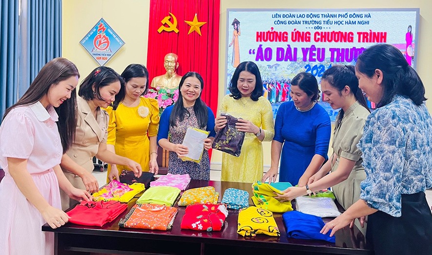 Những chiếc áo dài được CĐCS Trường Tiểu học Hàm Nghi chọn lựa kỹ càng, gói ghém cẩn thận gửi đến nữ công nhân, lao động có hoàn cảnh khó khăn -Ảnh: CĐTHN