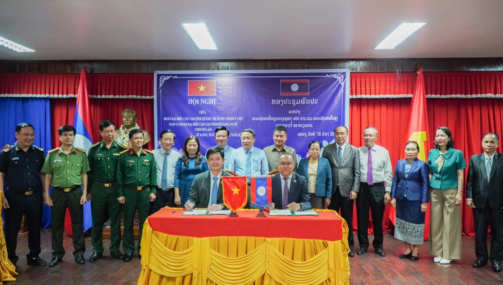Lãnh đạo 2 tỉnh Quảng Trị - Sekong ký kết các nội dung hợp tác - Ảnh: Lê Trường