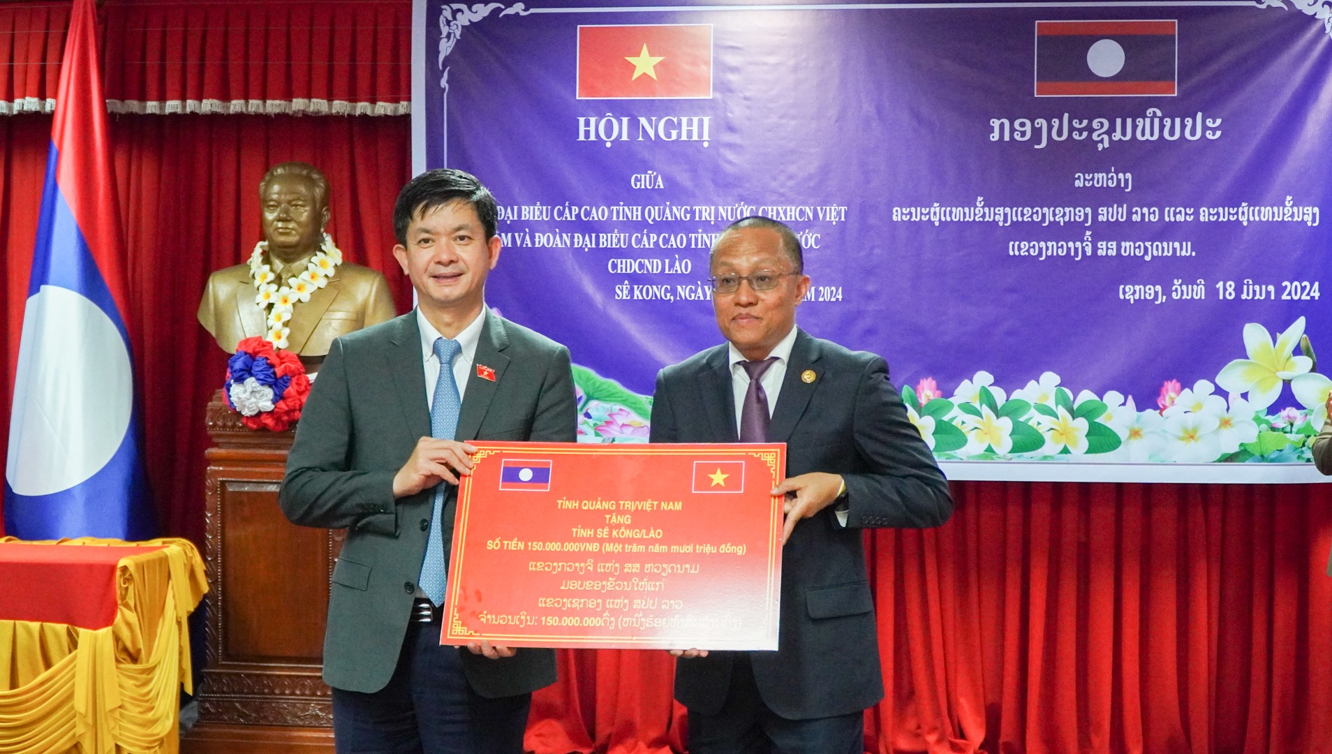 Bí thư Tỉnh ủy Lê Quang Tùng trao tặng 150 triệu đồng cho Chính quyền và nhân dân tỉnh Sekong - Ảnh: Lê Trường