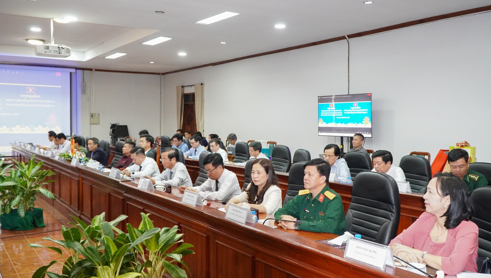 Đoàn lãnh đạo cấp cao tỉnh Quảng Trị tham dự hội đàm - Ảnh: Lê Trường
