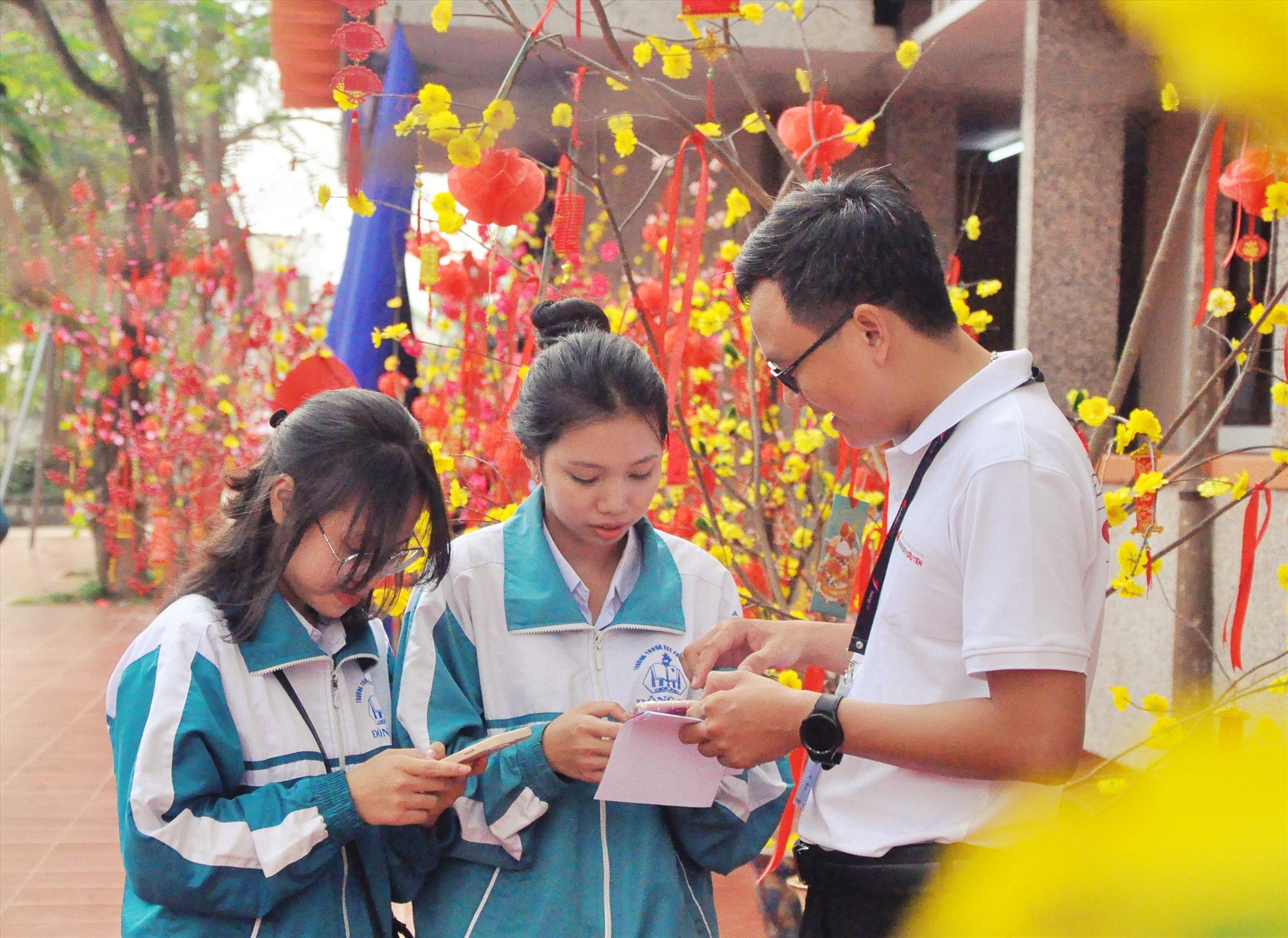 Anh Lê Văn Hiếu thông tin về các ứng dụng mới trong ngày hội tư vấn tuyển sinh, định hướng nghề nghiệp cho học sinh Trường THPT Đông Hà - Ảnh: Q.H