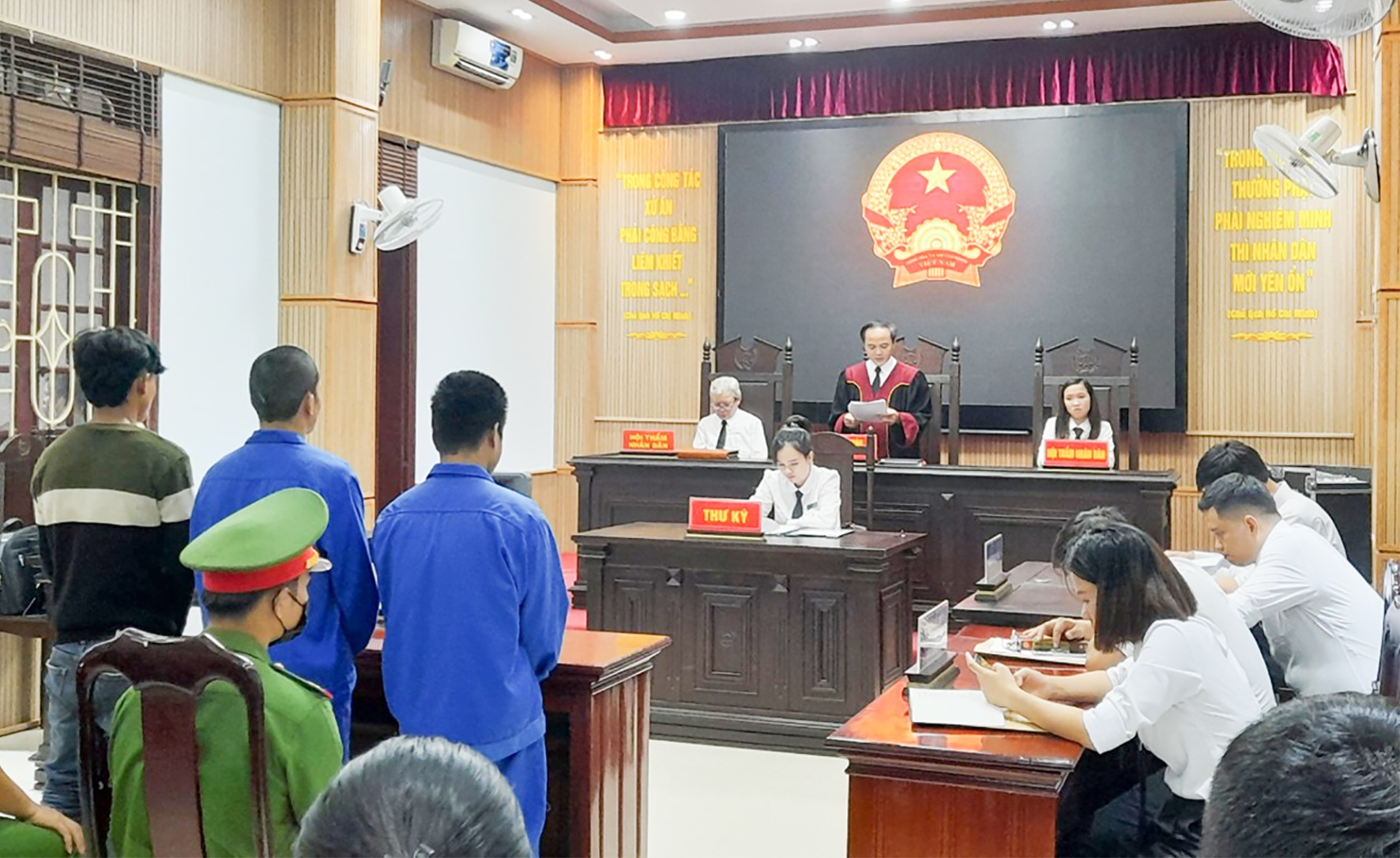 Phó Chánh án Tòa án nhân dân tỉnh Lê Thiết Hùng xét xử một vụ án ma túy -Ảnh: H.N