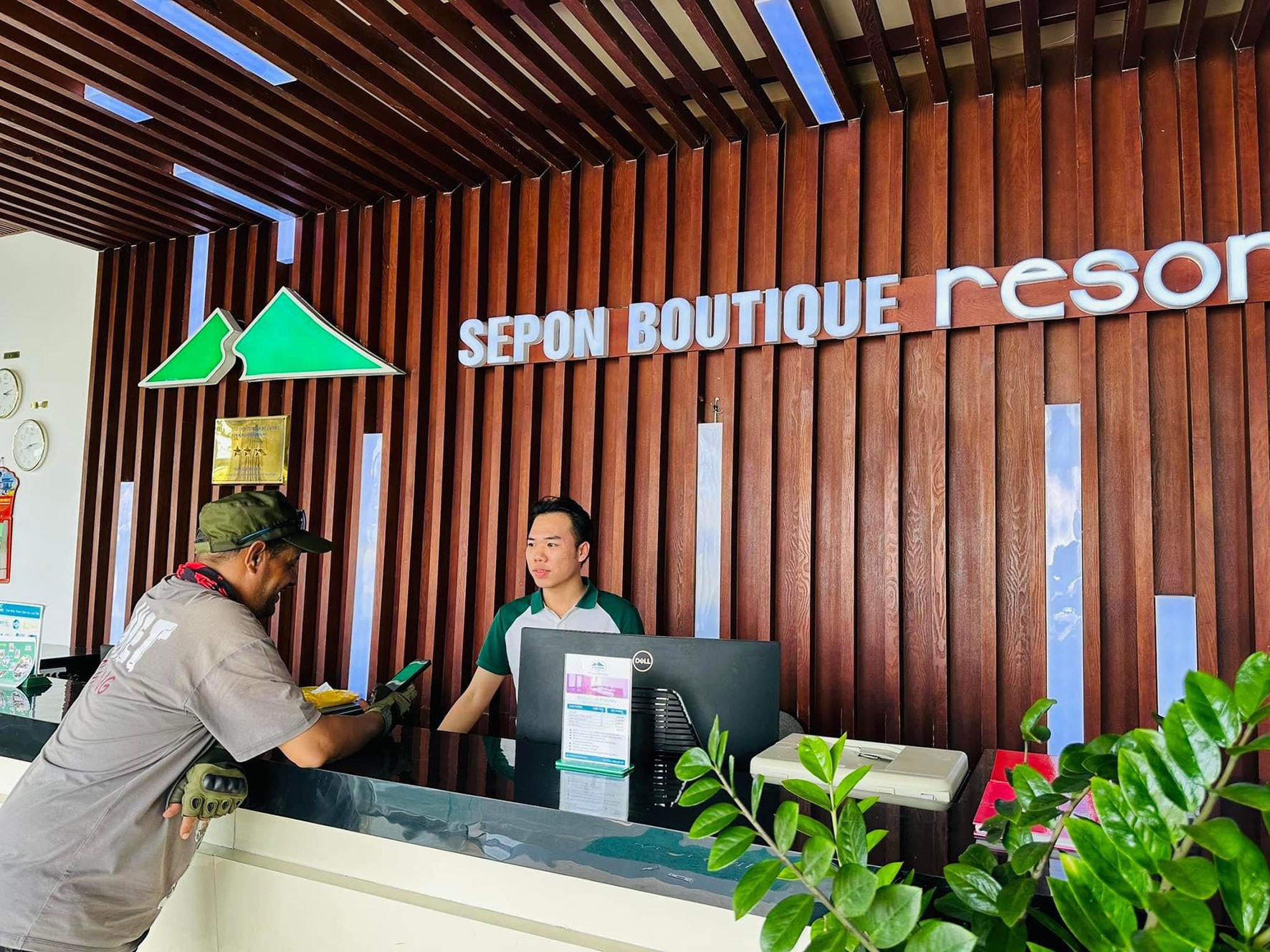 Nhân viên Sepon Boutique Resort tư vấn cho khách hàng về các dịch vụ lưu trú, lữ hành của doanh nghiệp -Ảnh: H.T