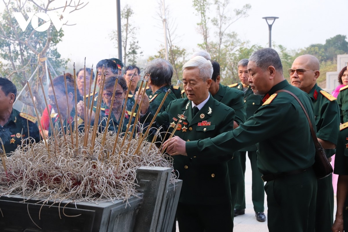 Thắp nén tâm nhang cho những người đồng đội nằm lại mảnh đất Điện Biên.