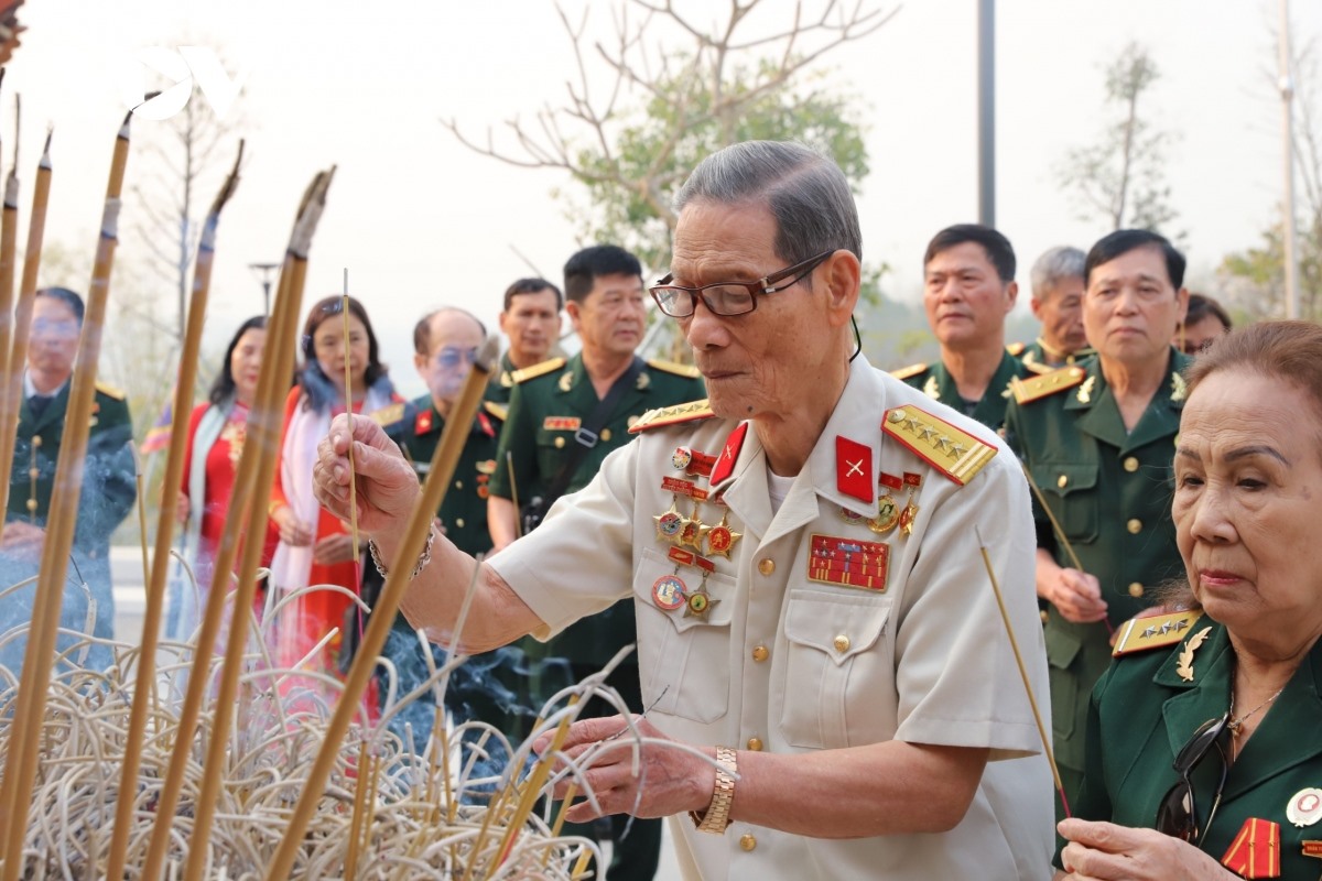 Cựu chiến sĩ Điện Biên Phạm Minh Nghĩa, trung đoàn 36, đại đoàn quân tiên phong 308 thăm lại chiến trường xưa.