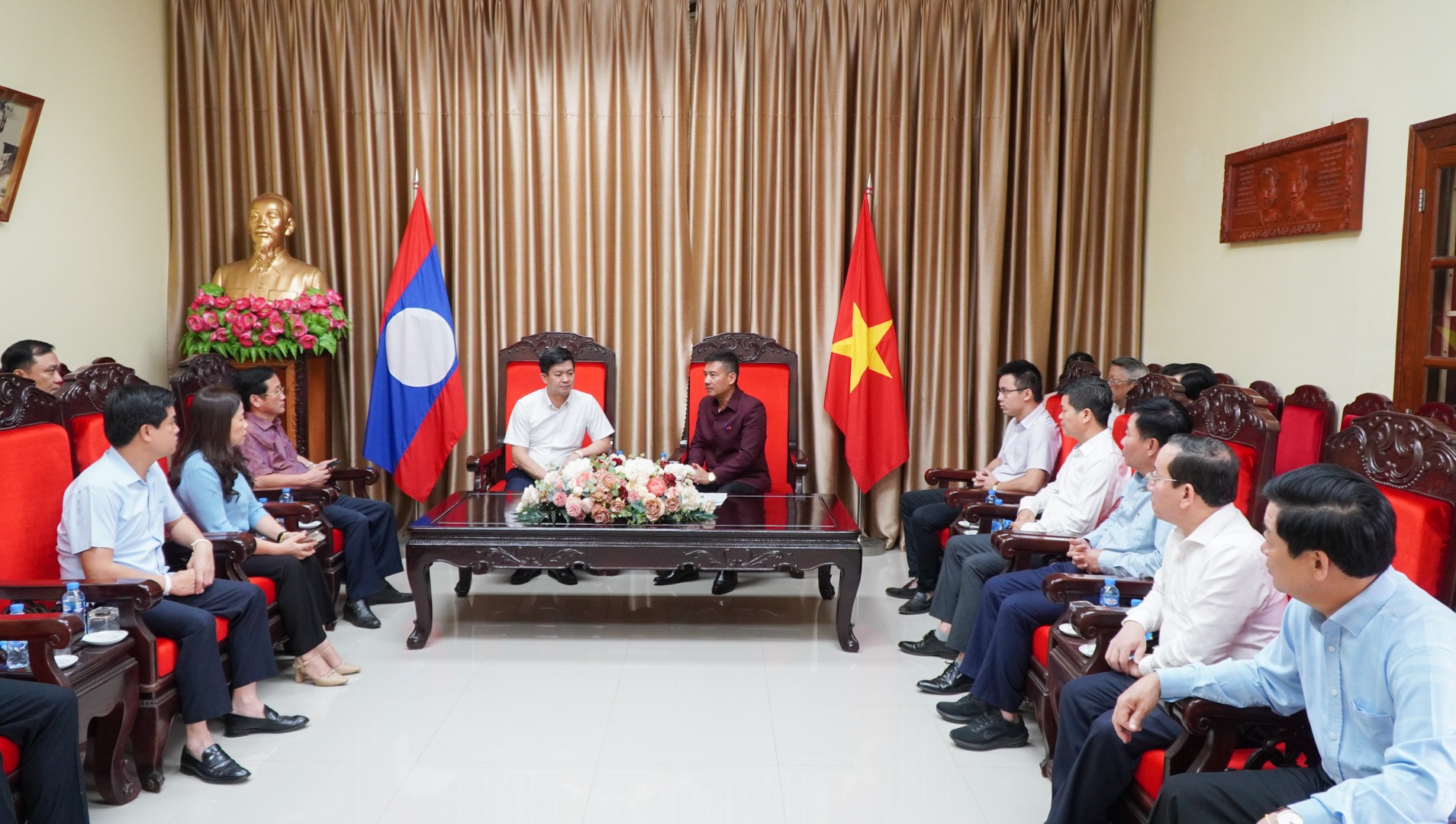 Đoàn lãnh đạo cấp cao tỉnh Quảng Trị thăm Tổng Lãnh sự quán Việt Nam tại TP. Pakse, tỉnh Champasak - Ảnh: Lê Trường