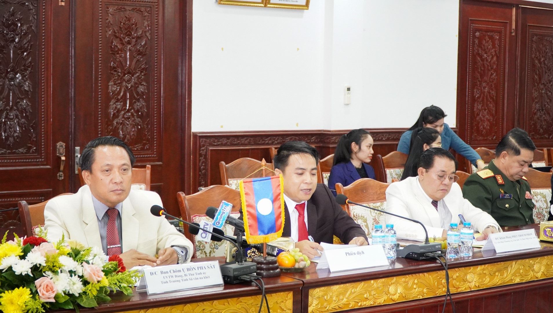 Bí thư Tỉnh ủy, Tỉnh trưởng tỉnh Savannakhet Bun-chôm U-bôn-pả-xợt (bìa trái) phát biểu tại hội đàm - Ảnh: Lê Trường