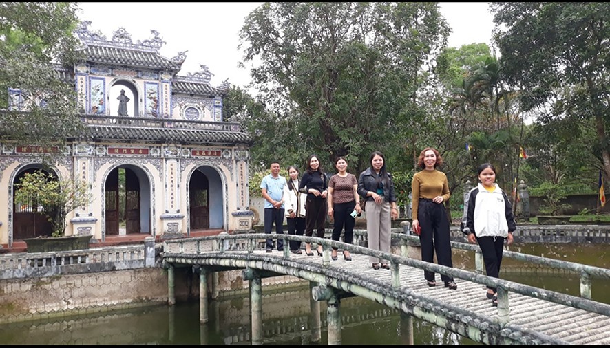 Người dân đến tham quan chùa Sắc Tứ ở thị trấn Ái Tử, huyện Triệu Phong -Ảnh: T.V