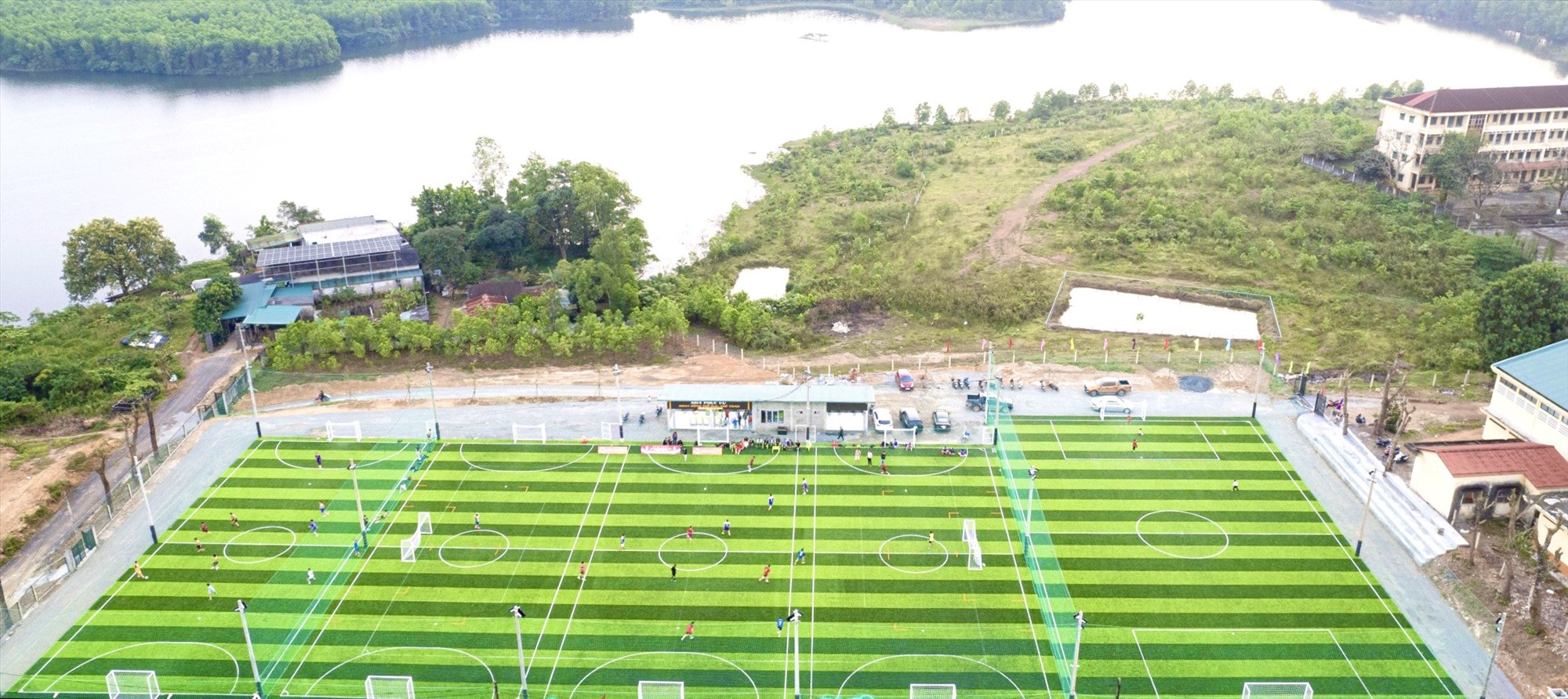 Sân bóng đá nhân tạo Khe Mây được đầu tư theo hình thức xã hội hóa, phục vụ tốt cho việc tập luyện và thi đấu bóng đá - Ảnh: D.C