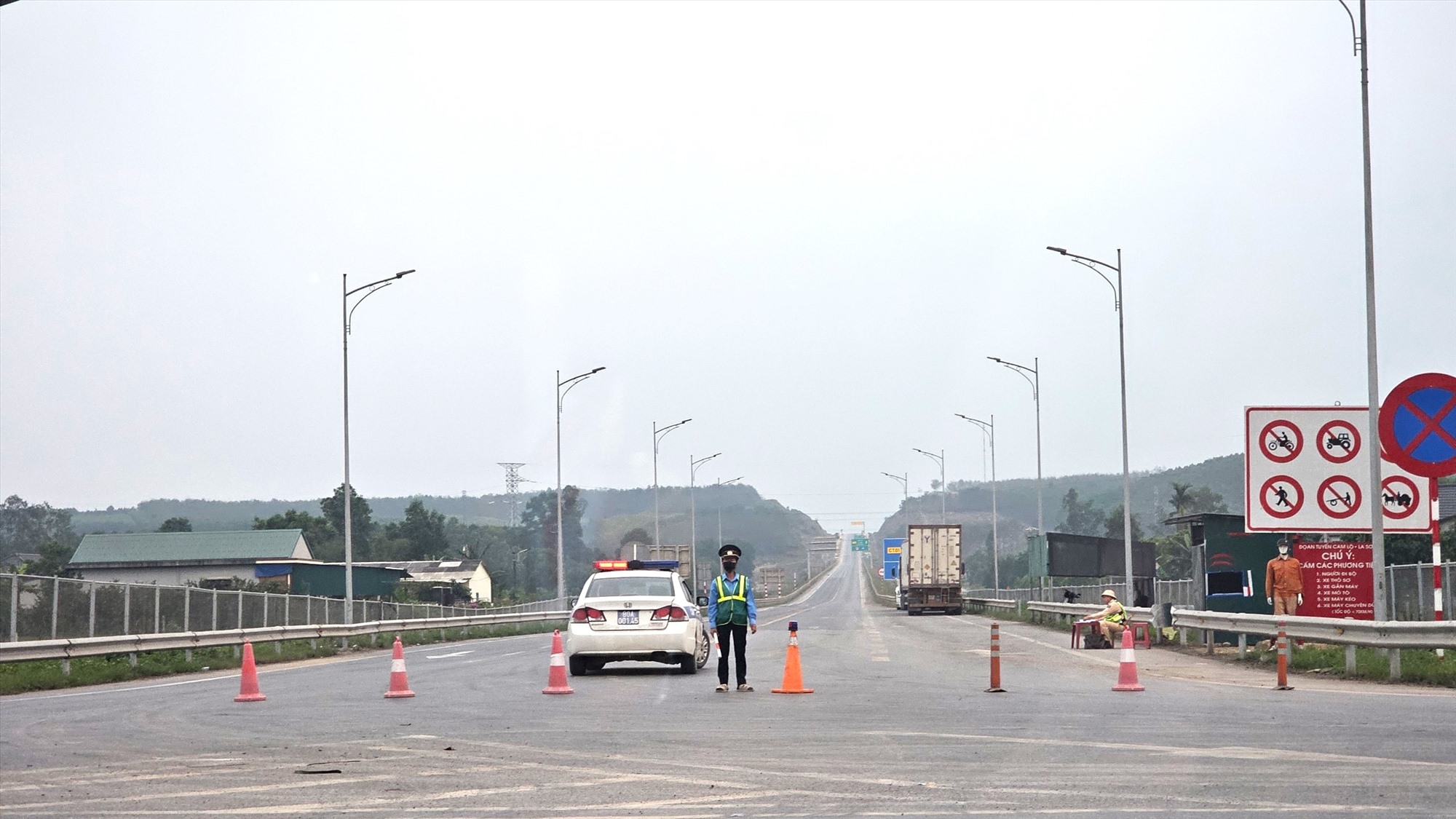 Tính đến 17 giờ 45 phút chiều nay 24/3, các lực lượng chức năng vẫn đang chặn lối ra vào cao tốc Cam Lộ - La Sơn ở xã Cam Hiếu, huyện Cam Lộ để cứu hộ các phương tiện bị tai nạn giao thông trên tuyến - Ảnh: Lê Trường
