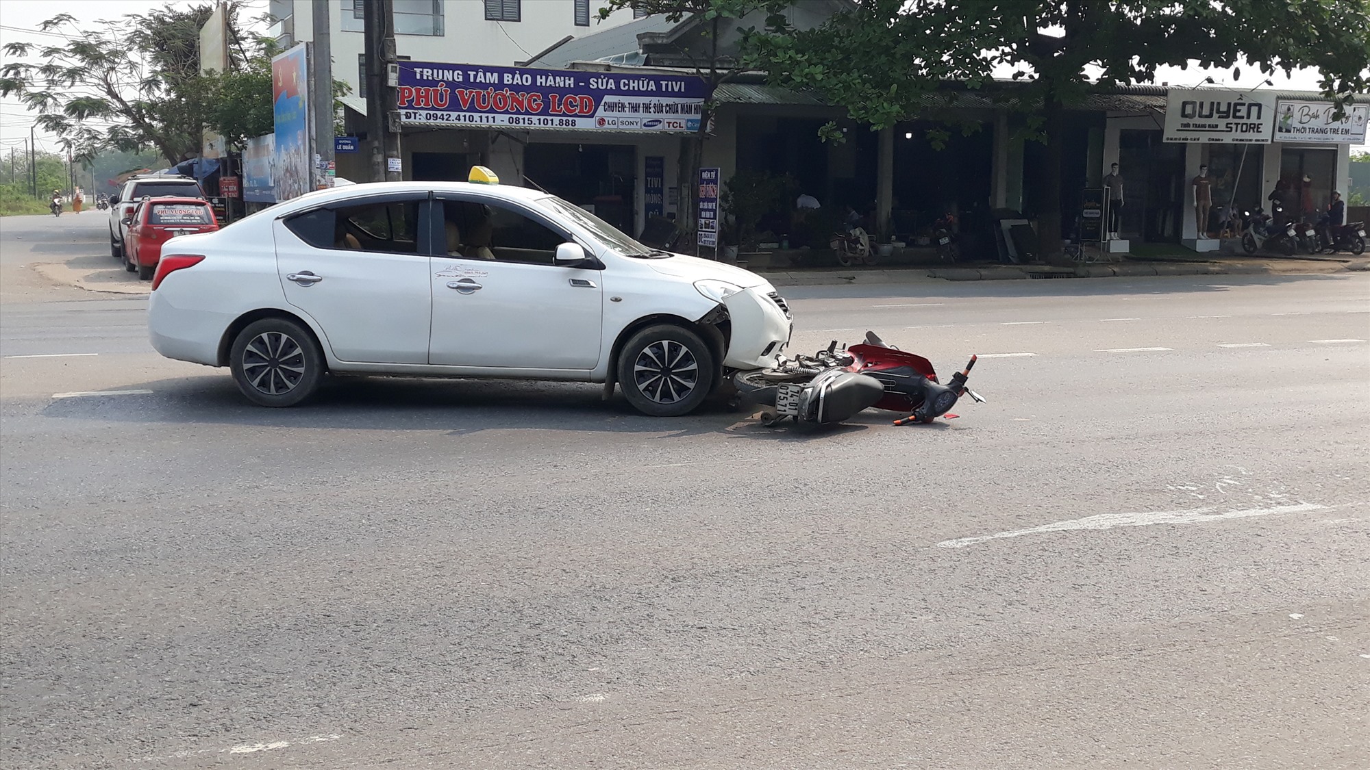 Vụ TNGT xảy ra sáng ngày 24/3 tại đường Lê Duẩn, thị trấn Ái Tử, huyện Triệu Phong làm 1 người bị thương- Ảnh: TV