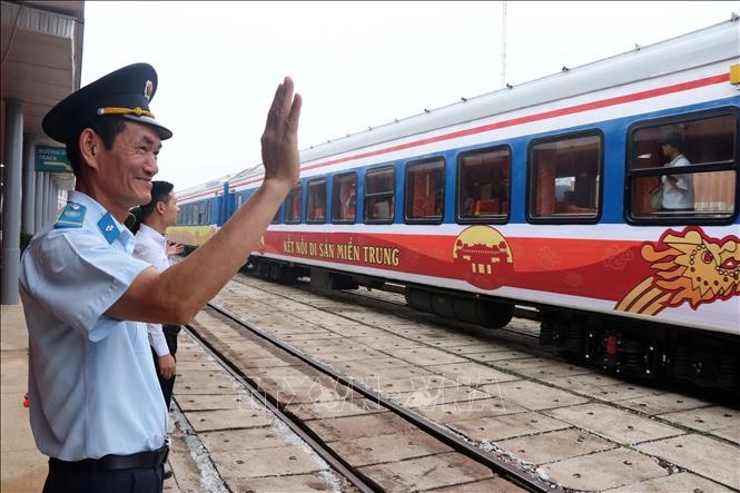 Chuyến tàu “Kết nối di sản miền Trung” di chuyển từ Ga Huế vào Ga Đà Nẵng. Ảnh: Đỗ Trưởng/TTXVN