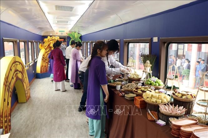 Khoang tàu phục vụ ẩm thực cho du khách trên chuyến tàu “Kết nối di sản miền Trung“. Ảnh: Đỗ Trưởng/TTXVN