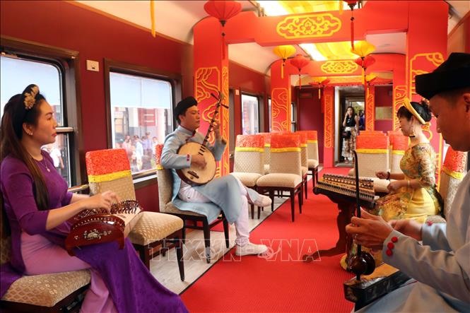 Khu vực biểu diễn âm nhạc dân tộc trên chuyến tàu “Kết nối di sản miền Trung“. Ảnh: Đỗ Trưởng/TTXVN