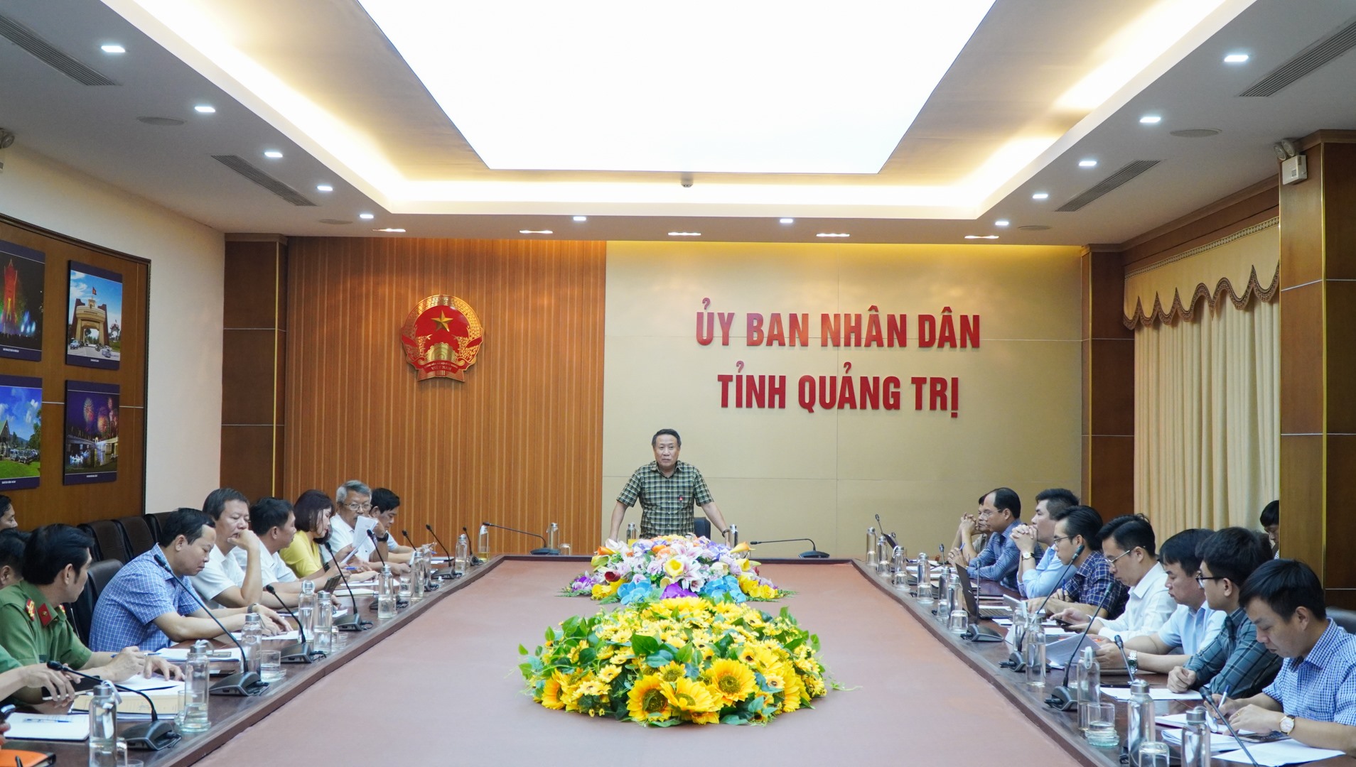Phó Chủ tịch Thường trực UBND tỉnh Hà Sỹ Đồng chia sẻ với nhà đầu tư về những khó khăn đang gặp phải - Ảnh: Lê Trường