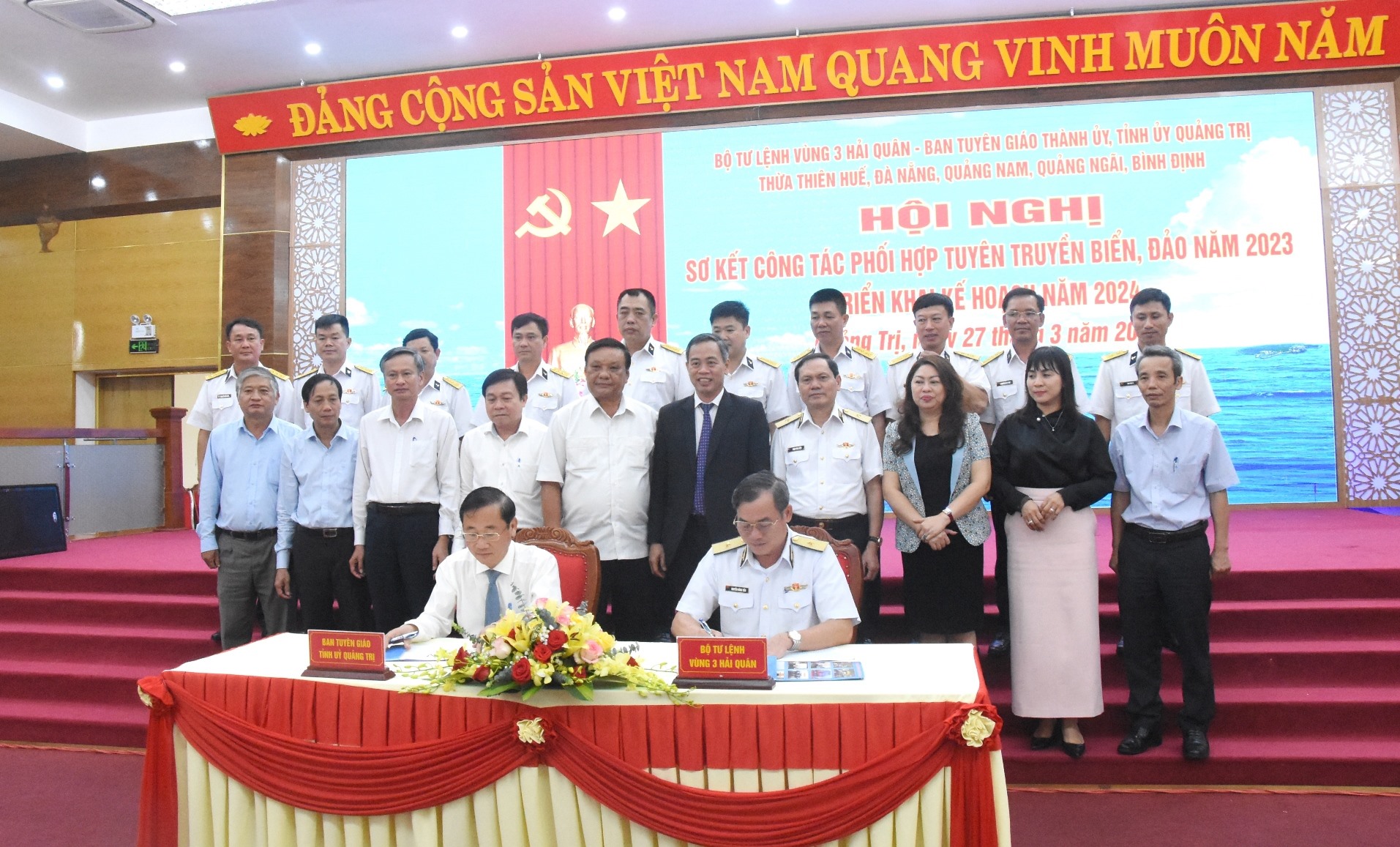Lãnh đạo Ban Tuyên giáo Tỉnh ủy Quảng Trị ký cam kết phối hợp tuyên truyền biển, đảo với Vùng 3 Hải quân - Ảnh: ĐV