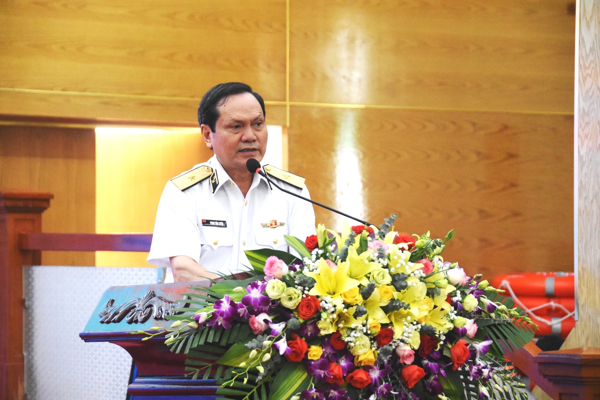 Phó Chủ nhiệm Chính trị Quân chủng Hải quân, Chuẩn Đô đốc Phạm Văn Luyện phát biểu tại hội nghị - Ảnh: ĐV
