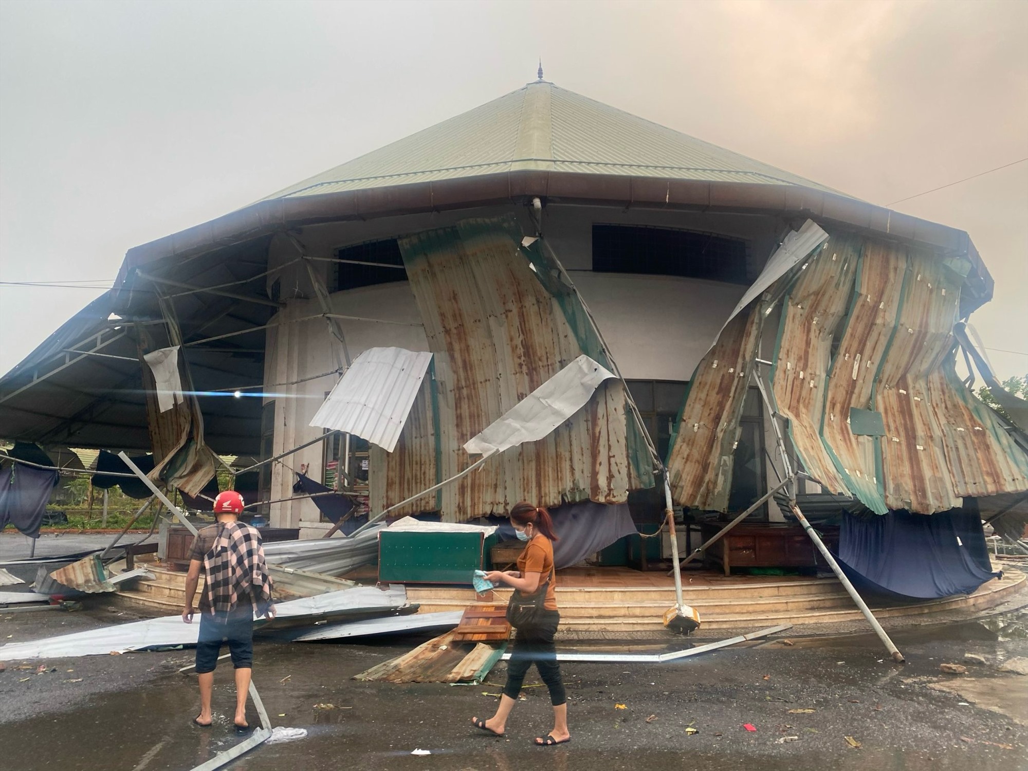 Một số sạp hàng tại khu vực chợ thương mại thị trấn Lao Bảo cũng bị tốc mái do cơn lốc quét qua