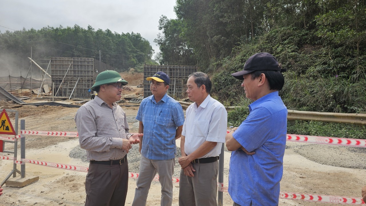 Phó Chủ UBND tỉnh Lê Đức Tiến kiểm tra vướng mắc trong GPMB đối với các hộ dân ảnh hưởng đến đường găng của dự án thuộc xã Vĩnh Hà, huyện Vĩnh Linh - Ảnh: T.T