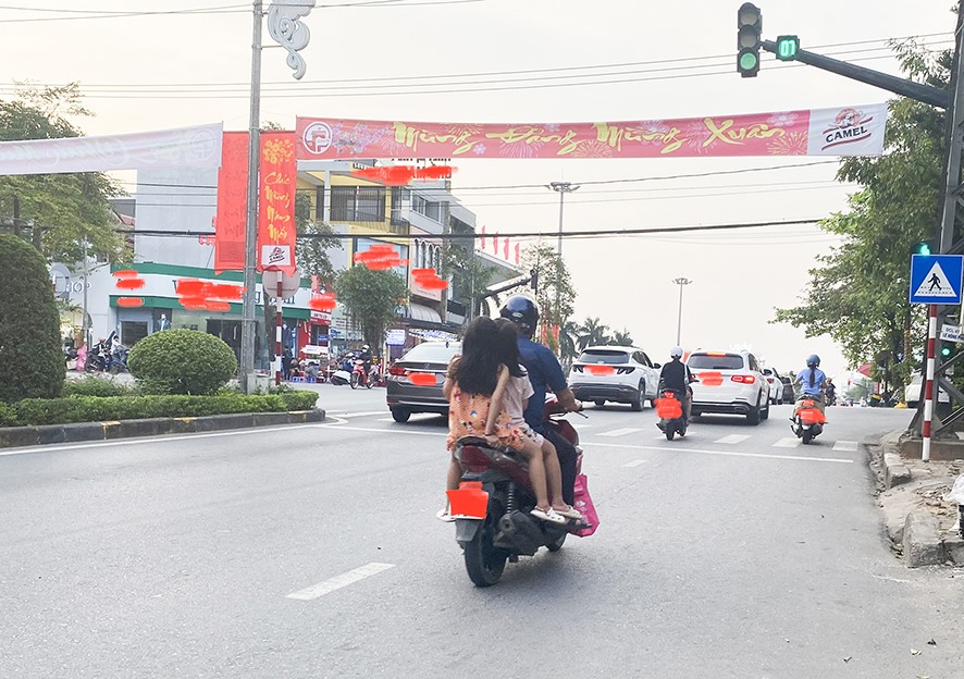Một số phụ huynh trên địa bàn TP. Đông Hà chưa chú trọng đến việc đội mũ bảo hiểm cho trẻ em trên 6 tuổi khi tham gia giao thông bằng xe mô tô, xe gắn máy - Ảnh: N.B