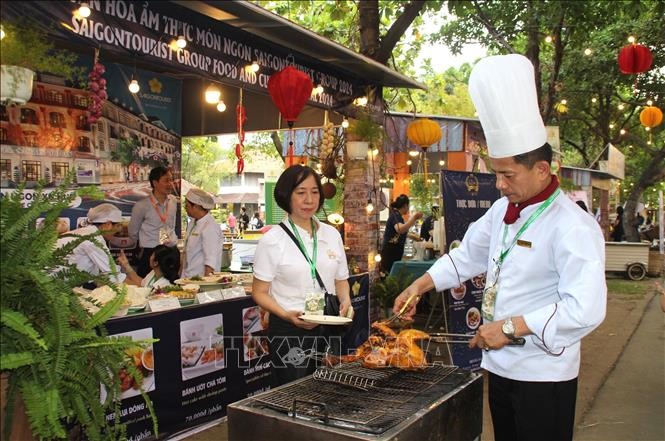 Đội ngũ đầu bếp nhà hàng, khách sạn 4 - 5 sao trình diễn chế biến món ăn đặc sản tại Lễ hội.