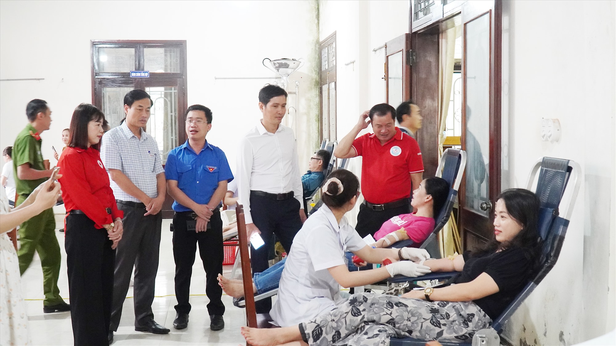Nhiều đoàn viên thanh niên, cán bộ huyện Cam Lộ tham gia Ngày hội hiến máu tình nguyện - Ảnh: AV