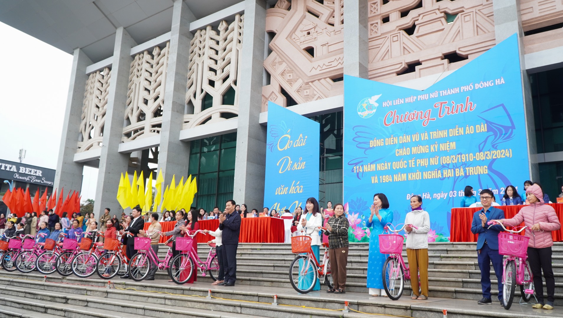 Bí thư Thành ủy Đông Hà Lê Quang Chiến, lãnh đạo Hội LHPN tỉnh trao tặng xe đạp cho các hộ gia đình hội viên phụ nữ có hoàn cảnh khó khăn trên địa bàn thành phố - Ảnh: Lê Trường