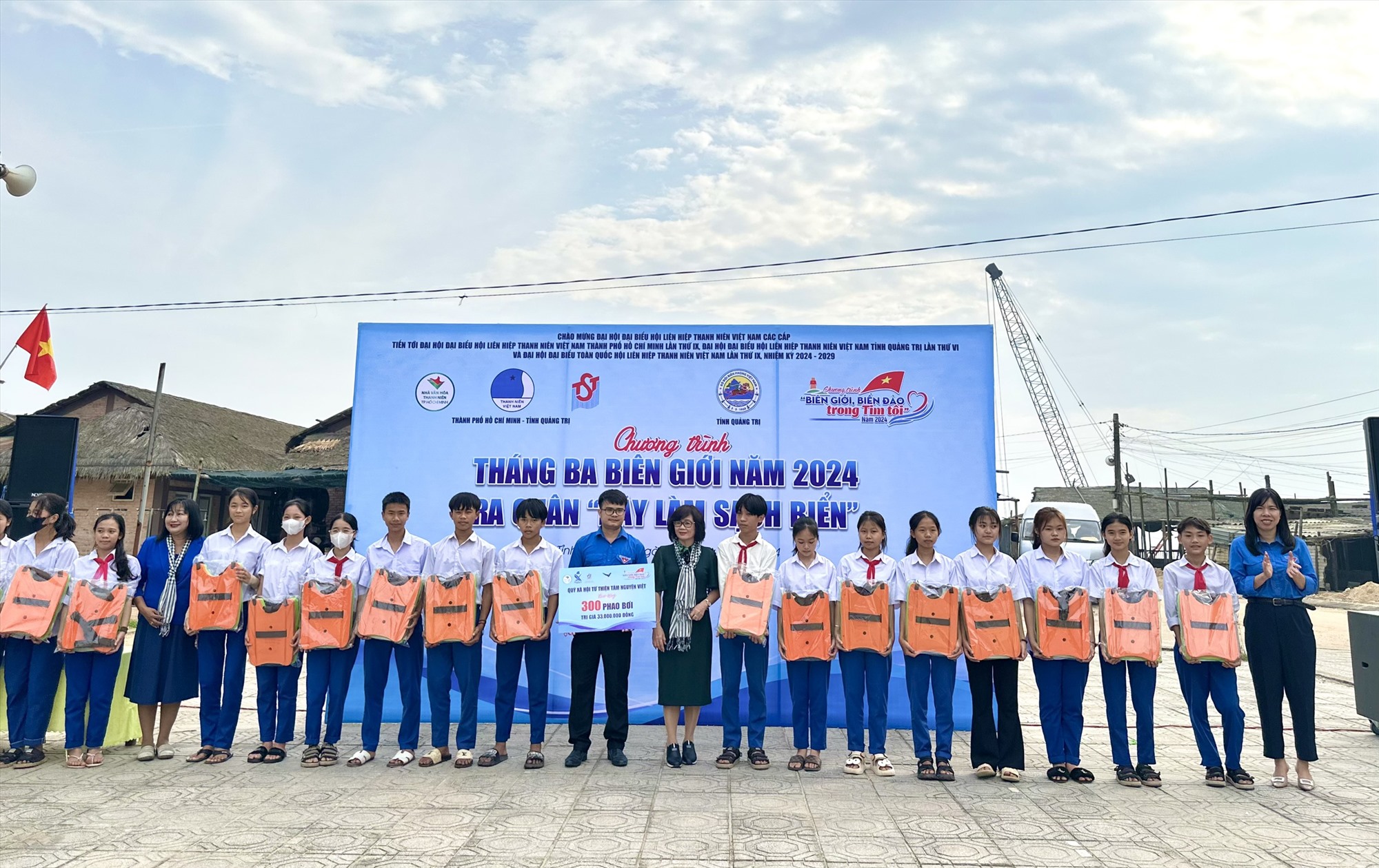 Trao tặng áo phao cho học sinh tại chương trình lễ phát động ra quân “Hãy làm sạch biển” tại xã Gio Hải, huyện Gio Linh - Ảnh: ĐV