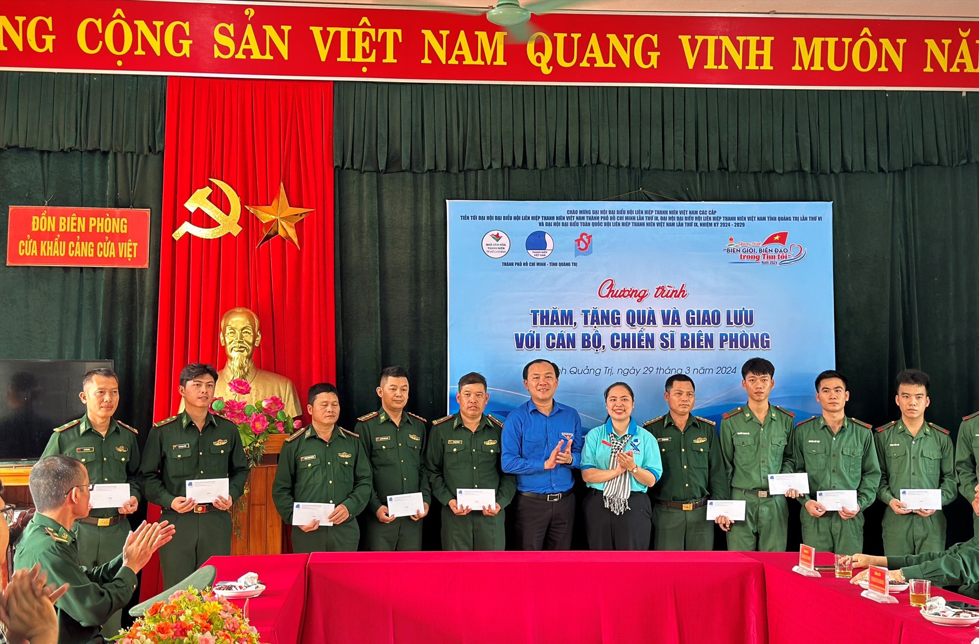 Trao tặng quà cho cán bộ, chiến sĩ Đồn Biên phòng Cửa khẩu cảng Cửa Việt - Ảnh: ĐV