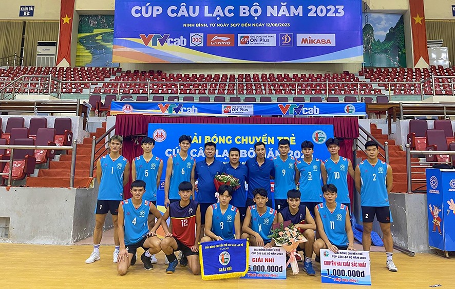 Hải Nam (ngồi thứ 3, từ trái sang) chụp ảnh lưu niệm tại giải bóng chuyền trẻ CUP câu lạc bộ năm 2023 - Ảnh: NVCC