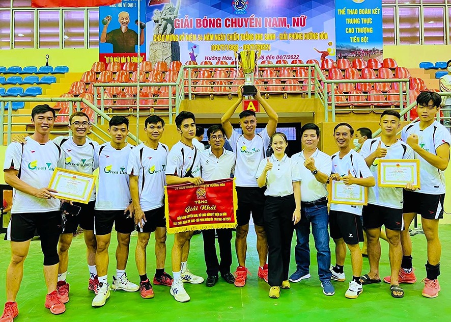 Hải Nam (ngoài cùng, từ phải sang) cùng đồng đội mang về giải Nhất cho đội bóng chuyền thị trấn Khe Sanh - Ảnh: NVCC