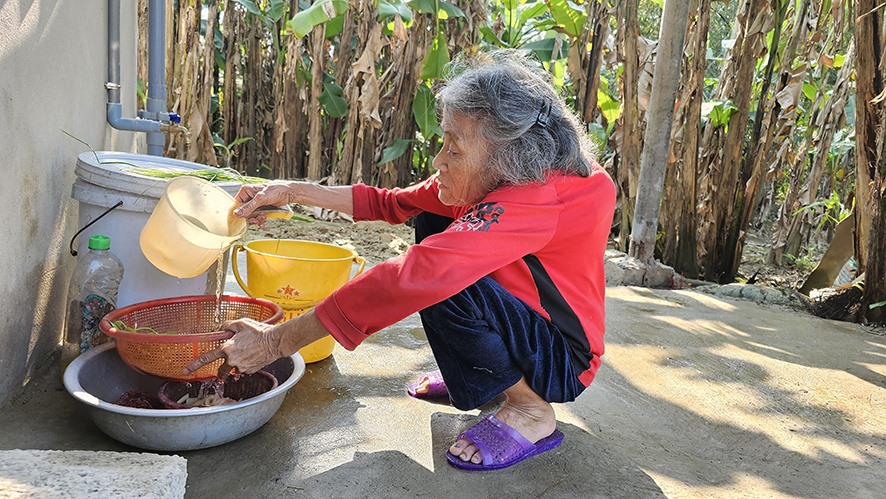 Không có người thân chăm sóc, bà Thìn phải tự làm lấy mọi việc - Ảnh: T.T