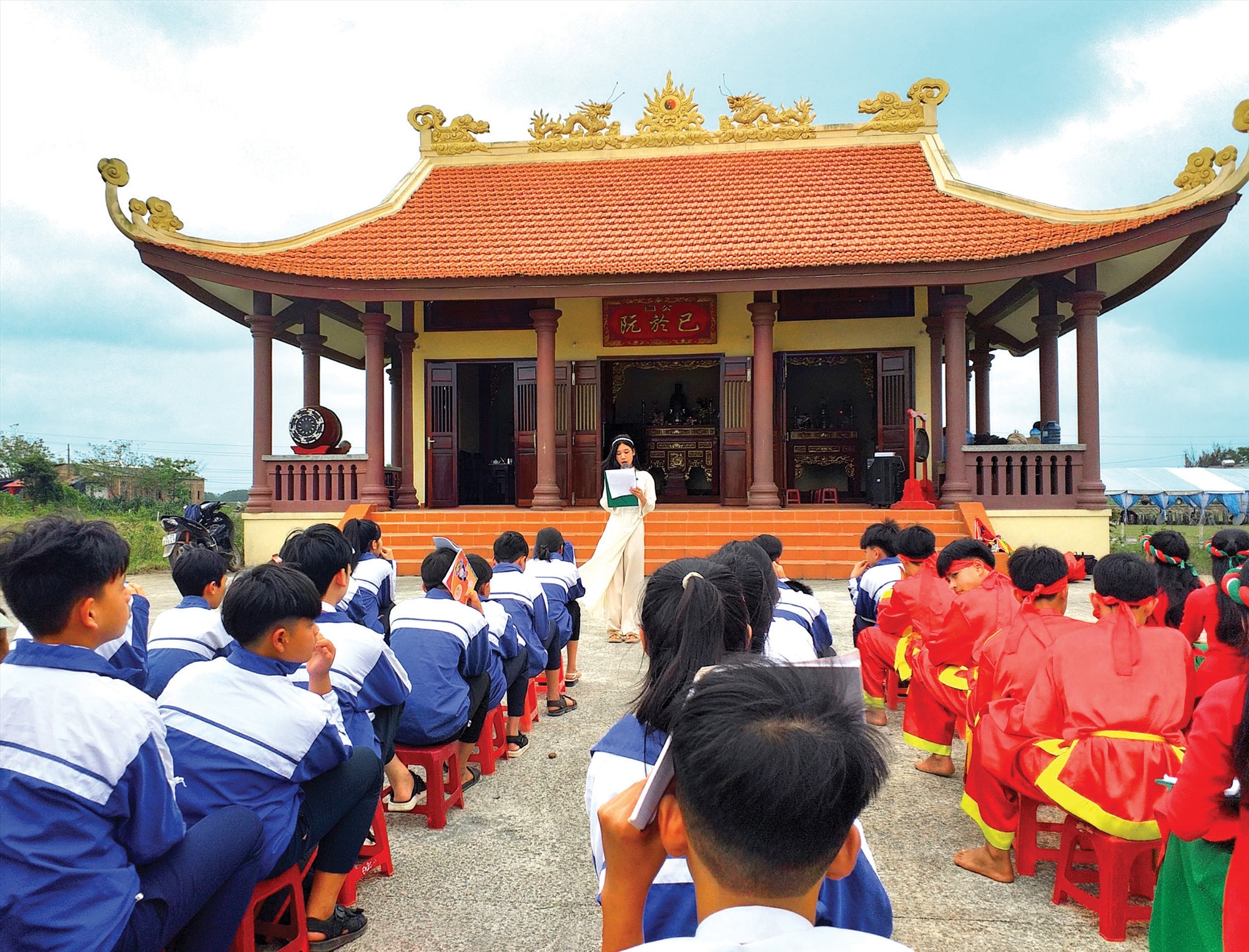 Hoạt động ngoại khóa tại Đền thờ ngài Thái phó Nguyễn Ư Dĩ, giúp học sinh tìm hiểu truyền thống lịch sử của quê hương, đất nước -Ảnh: N.K