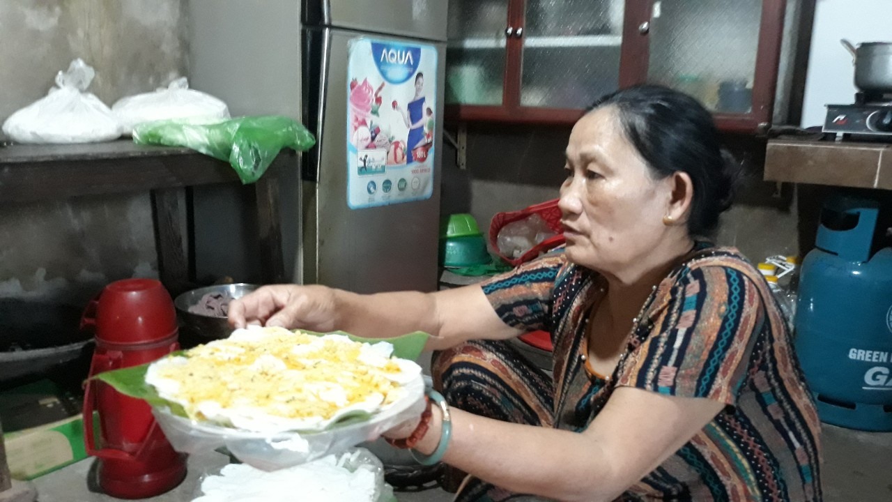 Bà Trương Thị Mãn, nay gần 70 tuổi vẫn giữ trọn tình yêu với nghề bèo ướt - Ảnh: L.T