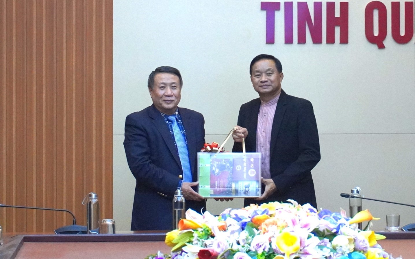 Phó Chủ tịch Thường trực UBND tỉnh Hà Sỹ Đồng tặng quà lưu niệm cho Tỉnh trưởng Tỉnh Ubon Ratchathani