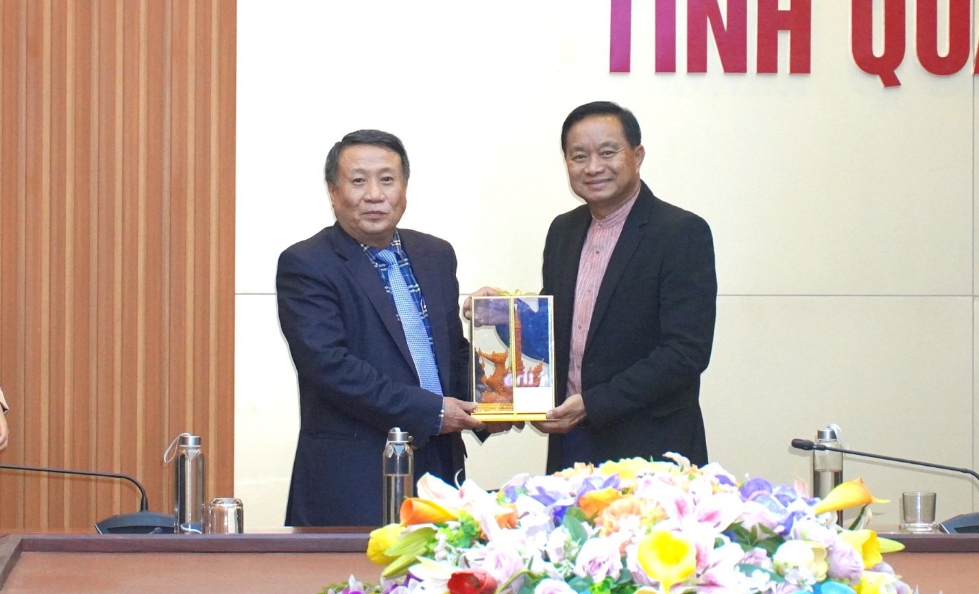 Tỉnh trưởng tỉnh Ubon Ratchathani Supasit Kocharoenyos tặng quà lưu niệm cho lãnh đạo UBND tỉnh Quảng Trị