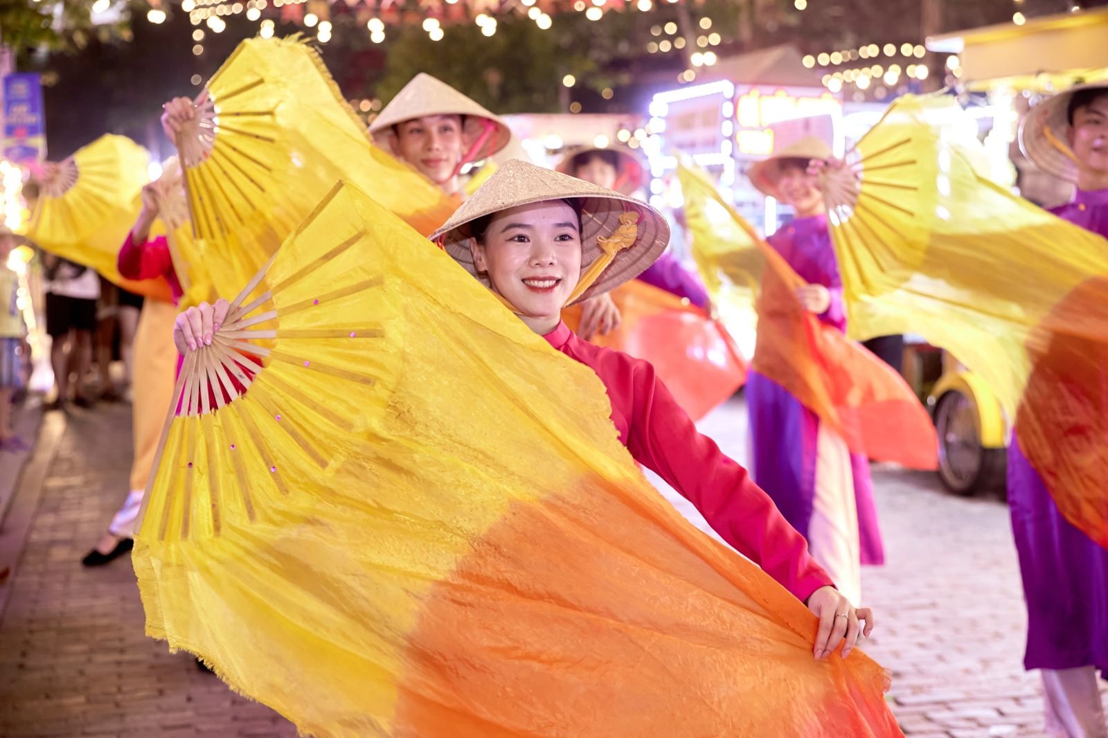 Show diễn Loảng Xoảng gia tăng trải nghiệm cho du khách khi đến chợ đêm Vui Phết.