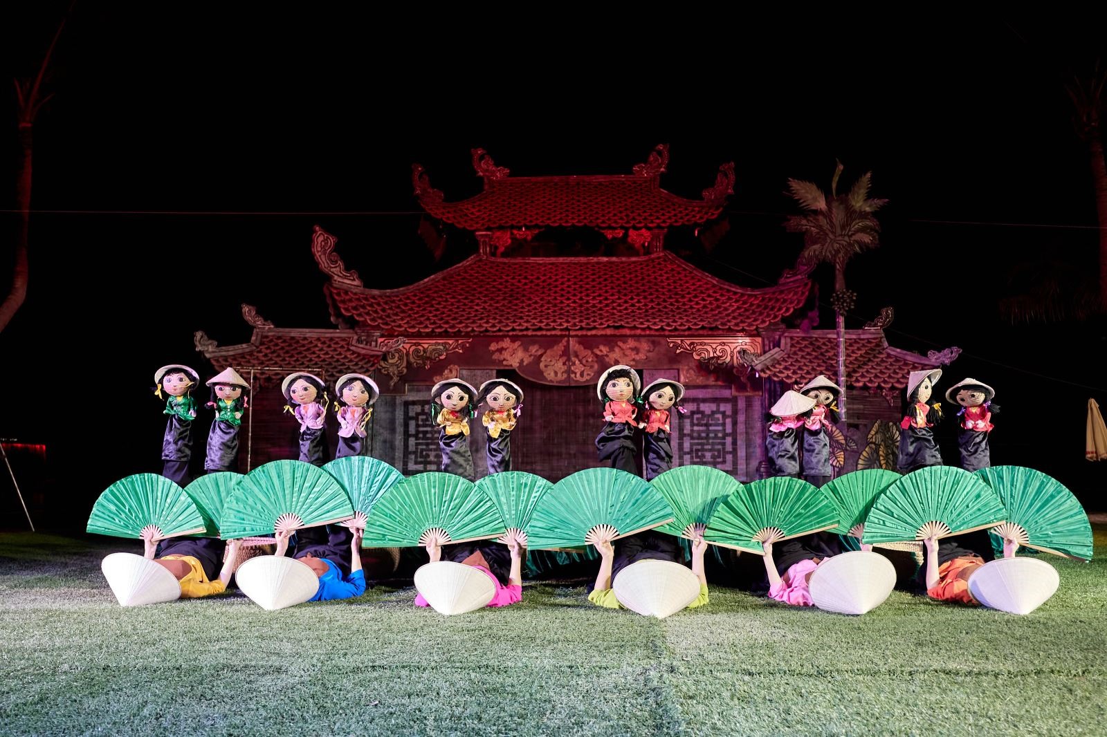 Sân khấu thủy đình Rối Việt tái hiện thủy đình Chùa Thầy tại Hà Nội, là tổ nghề múa rối Việt Nam.