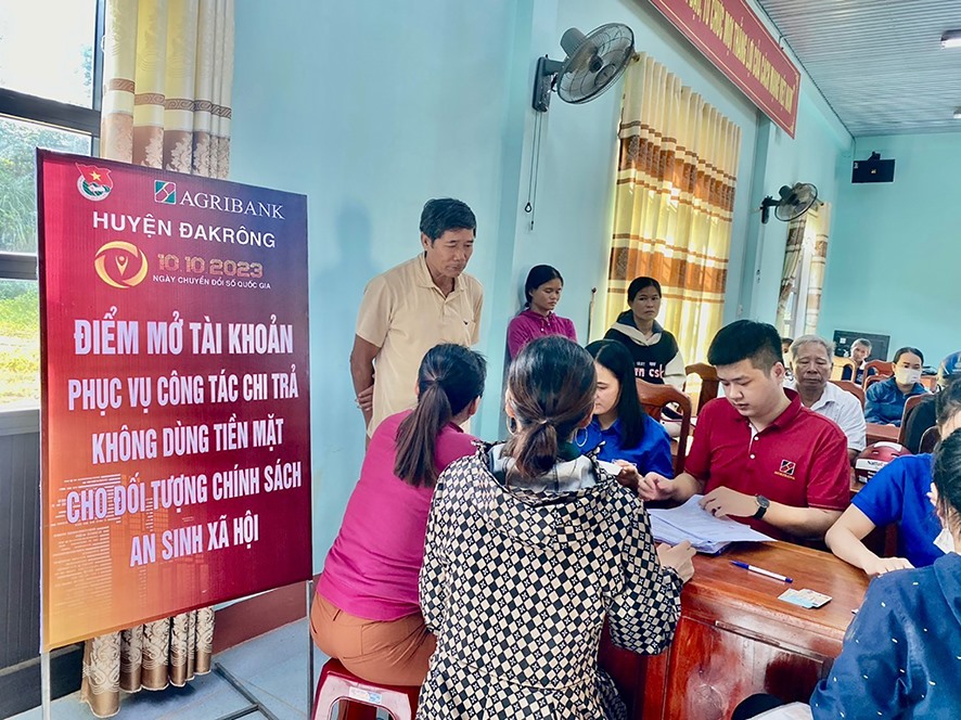 Điểm mở tài khoản phục vụ công tác chi trả không dùng tiền mặt cho đối tượng chính sách an sinh xã hội ở huyện Đakrông -Ảnh: THU HÀ