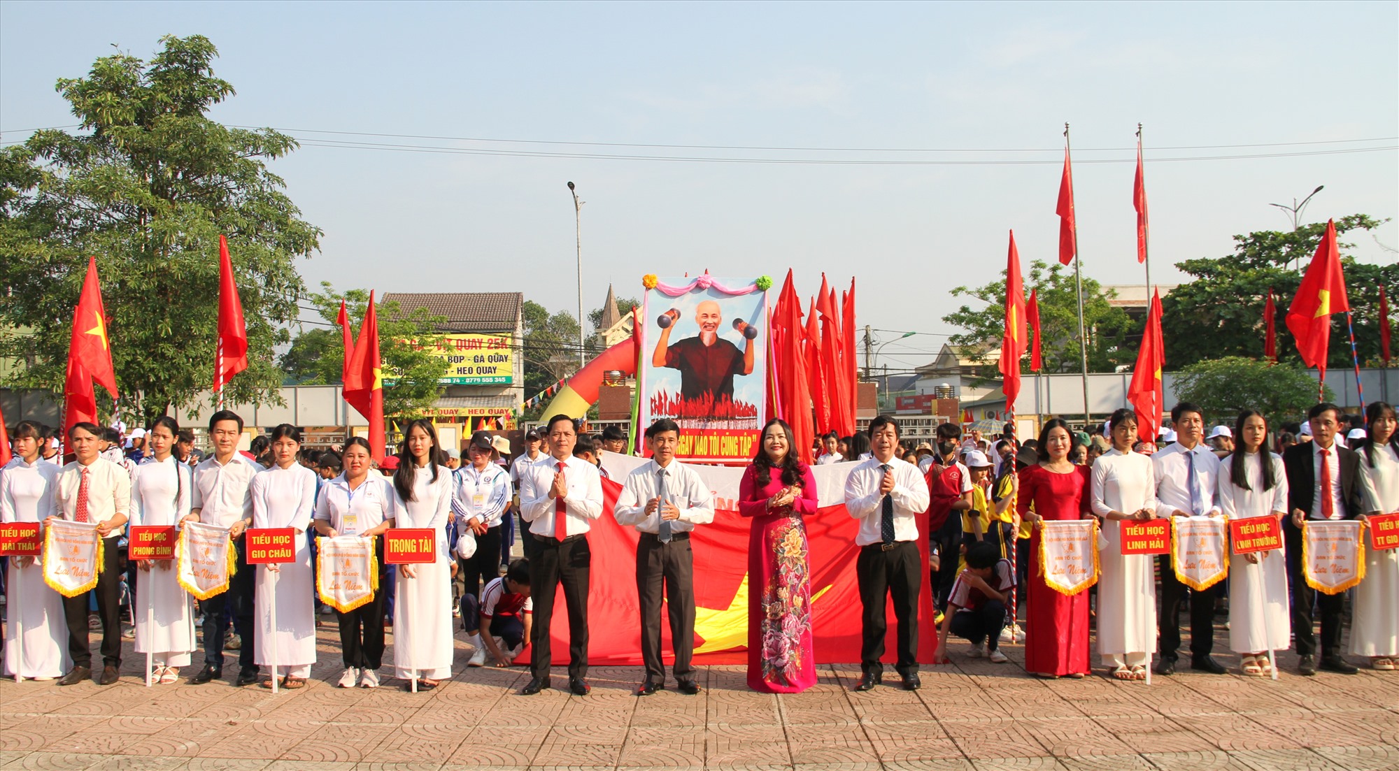 Lãnh đạo Sở GD&ĐT và huyện Gio Linh tặng cờ lưu niệm cho các đơn vị tham gia Hội khỏe Phù Đổng huyện Gio Linh lần thứ VIII - Ảnh: HN