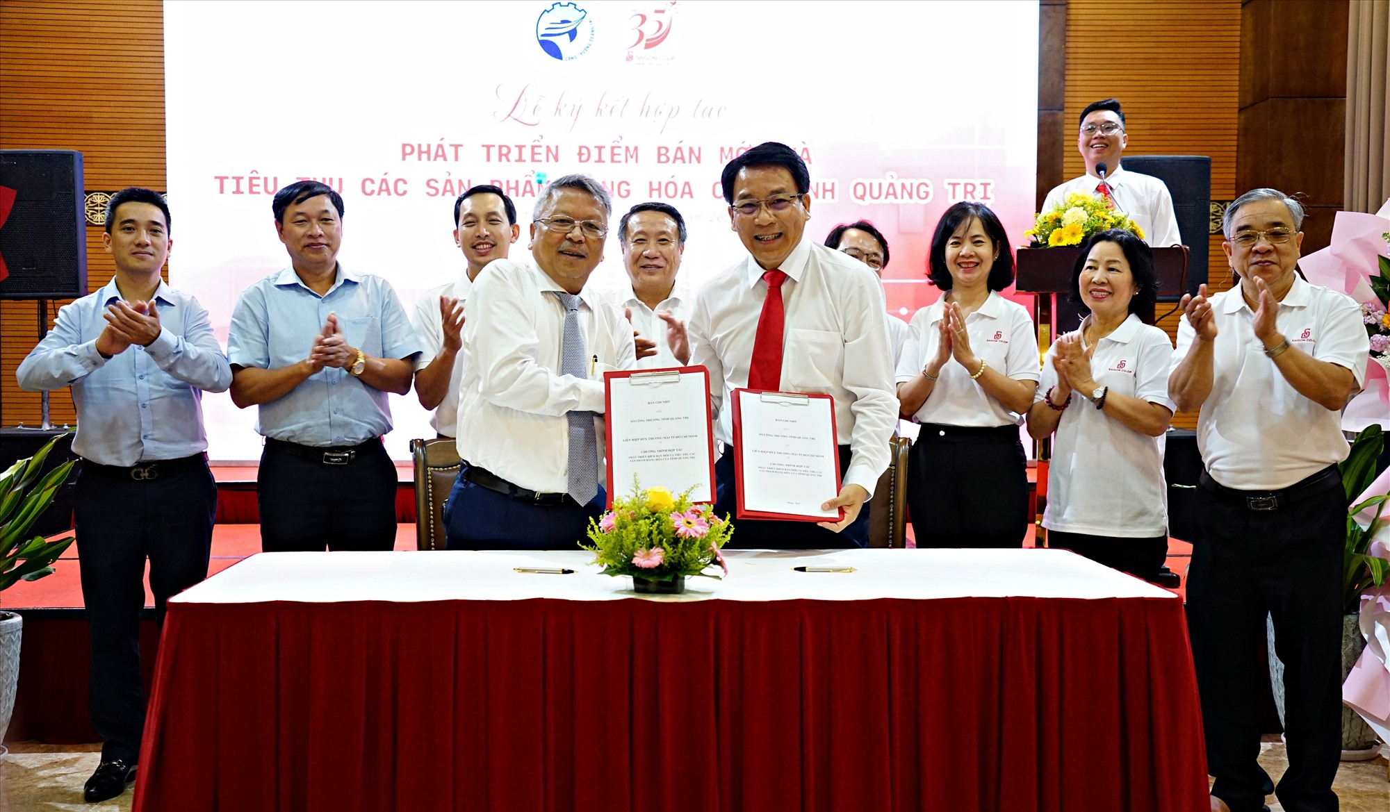 Đại diện lãnh đạo Sở Công thương và Saigon Co.op ký kết bản ghi nhớ chương trình hợp tác nghiên cứu phát triển các điểm bán mới và tiêu thụ các sản phẩm hàng hóa của tỉnh - Ảnh: L.A