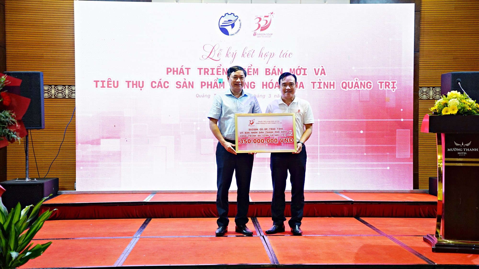 Đại diện Saigon Co.op trao tặng UBND thành phố Đông Hà một công trình an sinh xã hội trị giá 350 triệu đồng - Ảnh: L.A